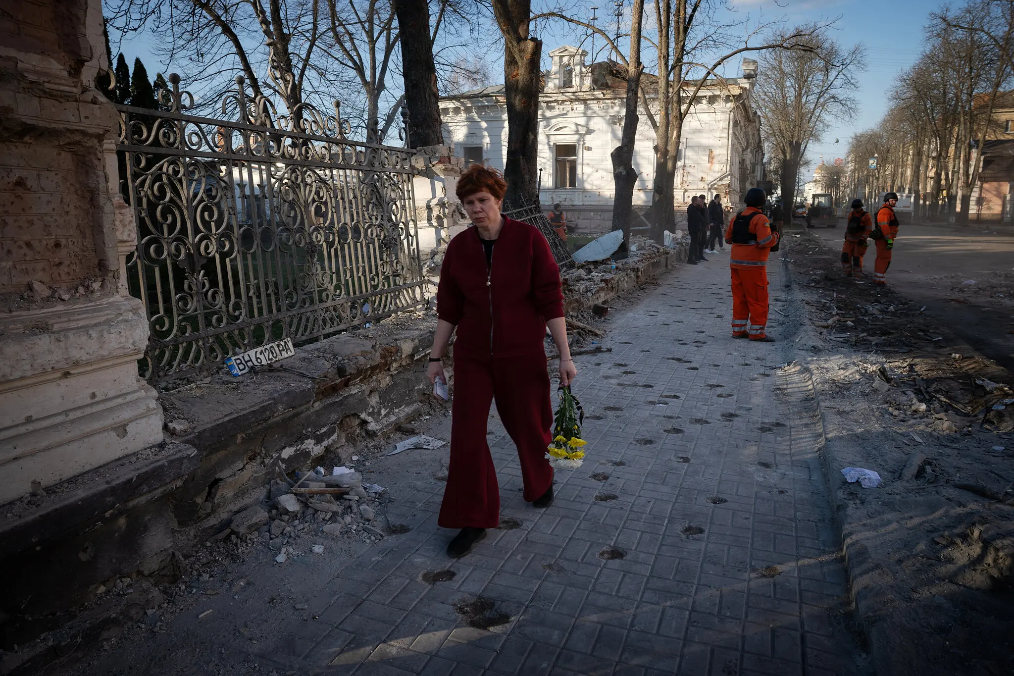 Загрози повітряних атак неодноразово заважали роботам з очищення на місці недільної атаки, розкинувшись спаленими автомобілями та бризками цегли на тротуарах.